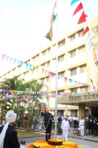 १ मे कामगार दिन दिनी ध्वजारोहण करताना मा मुख्य कार्यकारी अधिकारी जिल्हा परिषद कोल्हापूर व उपस्थित मान्यवर