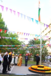 १ मे कामगार दिन दिनी ध्वजारोहण करताना मा मुख्य कार्यकारी अधिकारी जिल्हा परिषद कोल्हापूर व उपस्थित मान्यवर