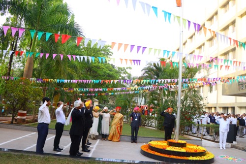 १ मे कामगार दिन दिनी ध्वजारोहण करताना मा मुख्य कार्यकारी अधिकारी जिल्हा परिषद कोल्हापूर व उपस्थित मान्यवर