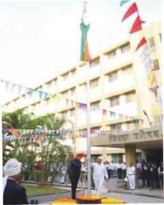 १ मे कामगार दिन दिनी ध्वजारोहण करताना मा मुख्य कार्यकारी अधिकारी जिल्हा परिषद कोल्हापूर व उपस्थित मान्यवर